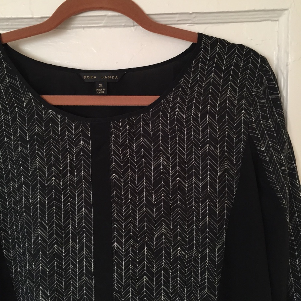 ✨Black/White Print Blouse✨